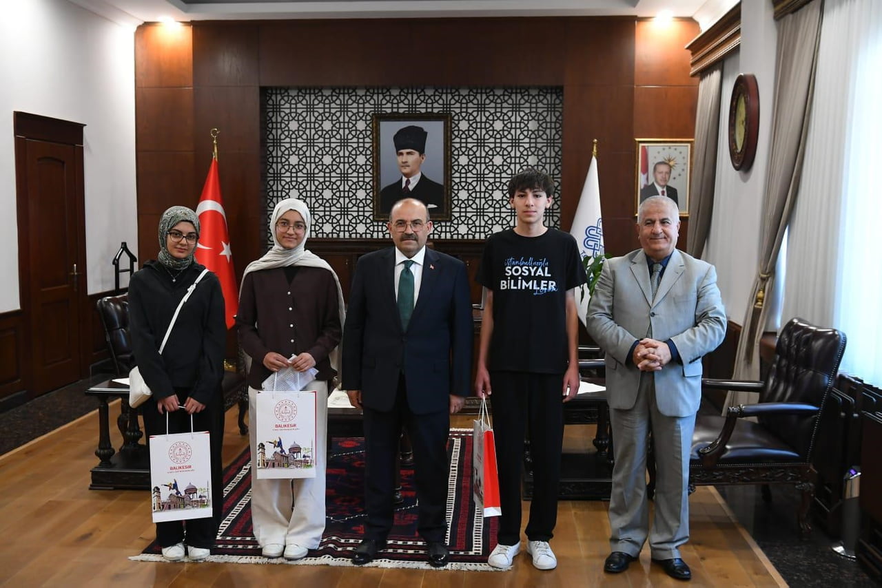 İMAM BİRGİVİ'NİN YARIŞMASINDA GENÇ KALEMLER ÖDÜLLENDİRİLDİ