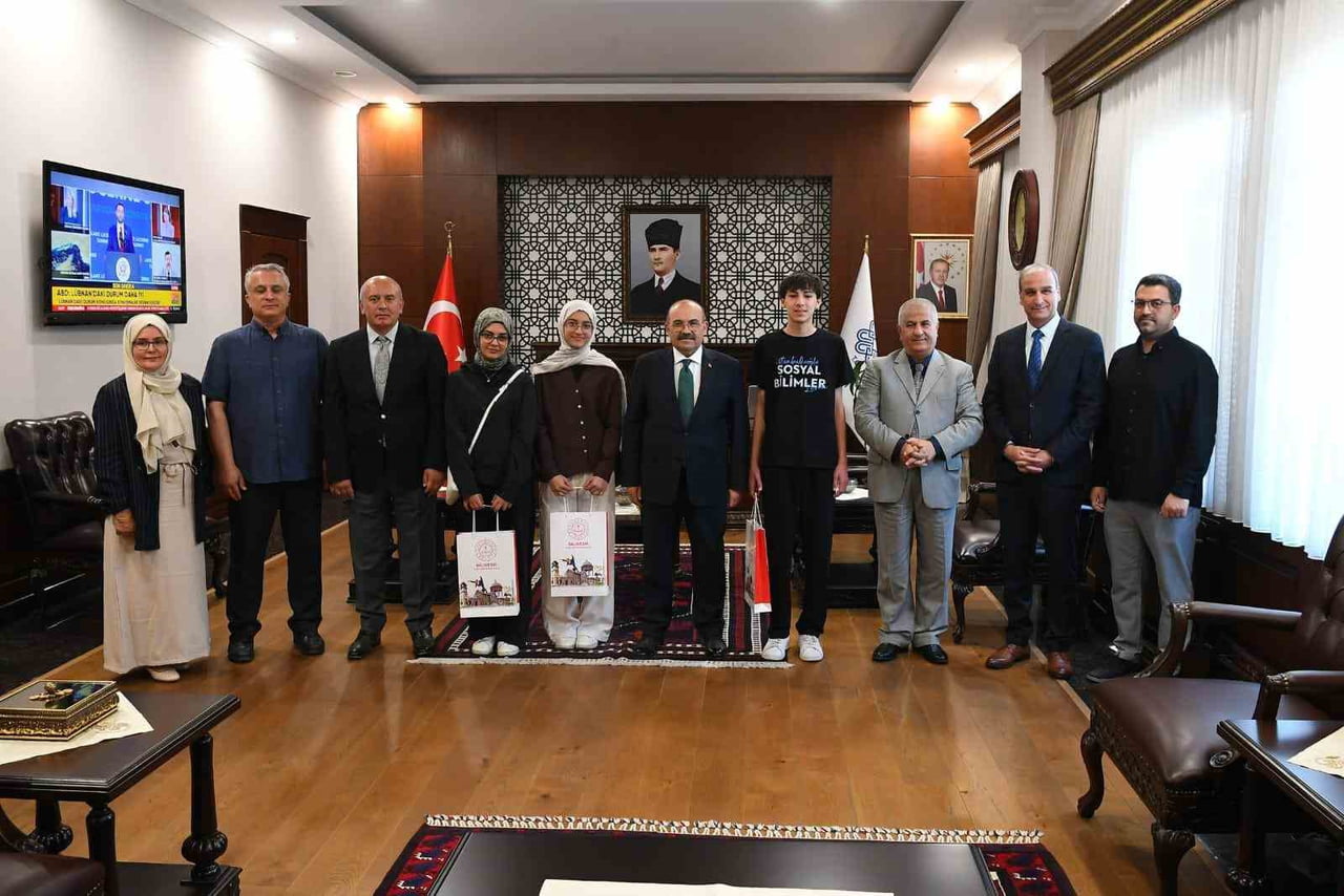 İMAM BİRGİVİ'NİN YARIŞMASINDA GENÇ KALEMLER ÖDÜLLENDİRİLDİ