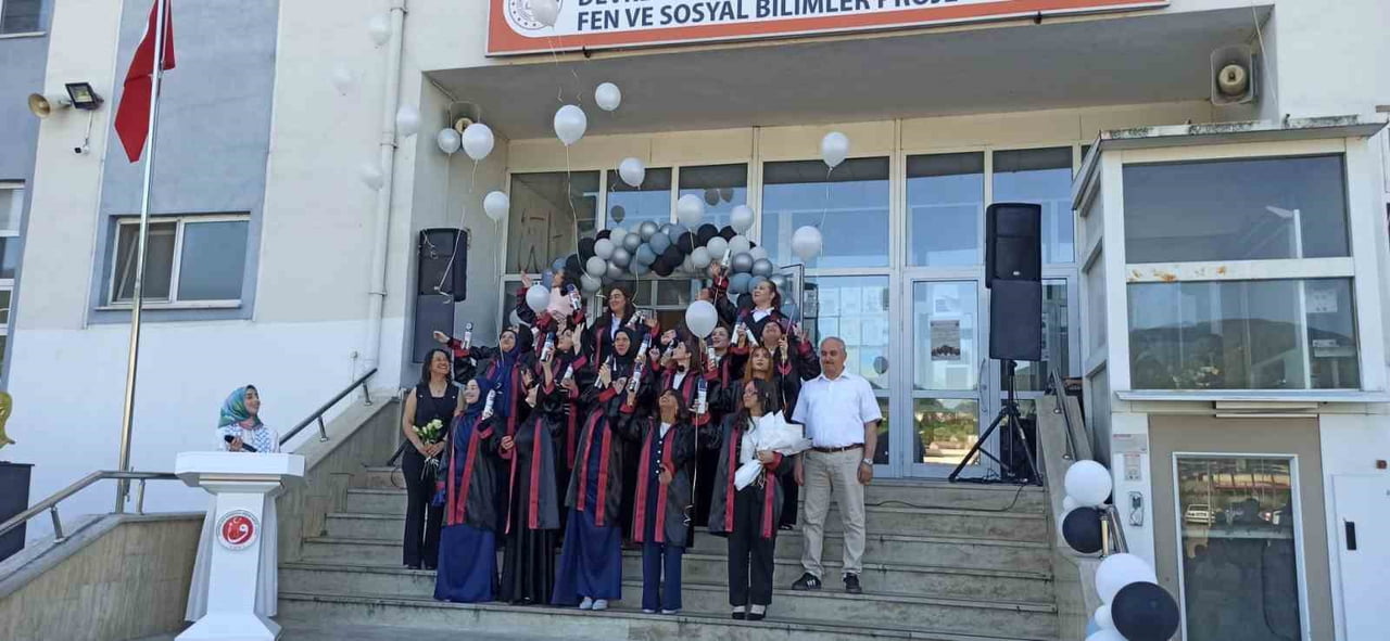 İMAM HATİPLİ ÖĞRENCİLERDEN MEZUNİYET SEVİNCİ