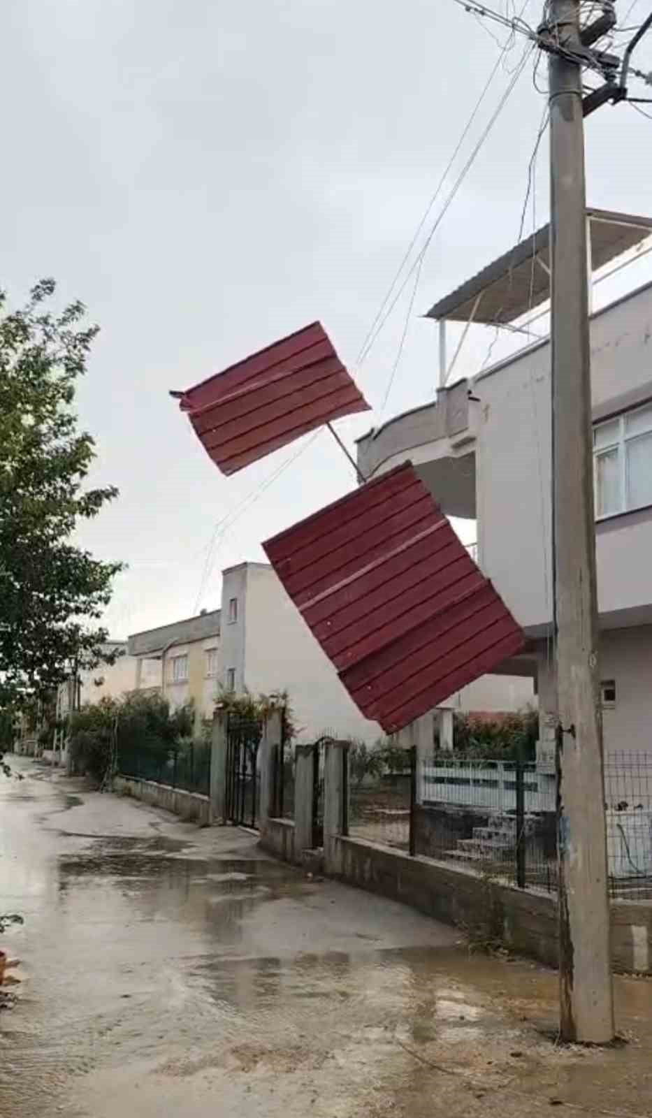 İMAMOĞLU İLÇESİNDE ŞİDDETLİ RÜZGAR NEDENİ İLE HÜRRİYET MAHALLESİNDE ÇATI UÇMASI...