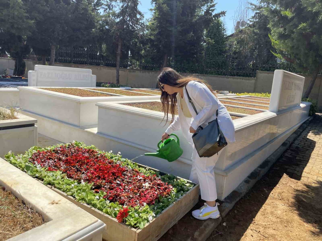 İNANIR’IN SEVENLERİ MEZARI BAŞINA GELEREK DUALAR ETTİ.