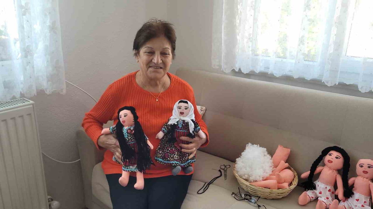 İNEBOLU İLÇESİNDE YAŞAYAN ŞÜKRAN SÜNNETÇİ, 14 YILDIR YAPTIĞI BEZ BEBEKLERLE HEM KURTULUŞ...