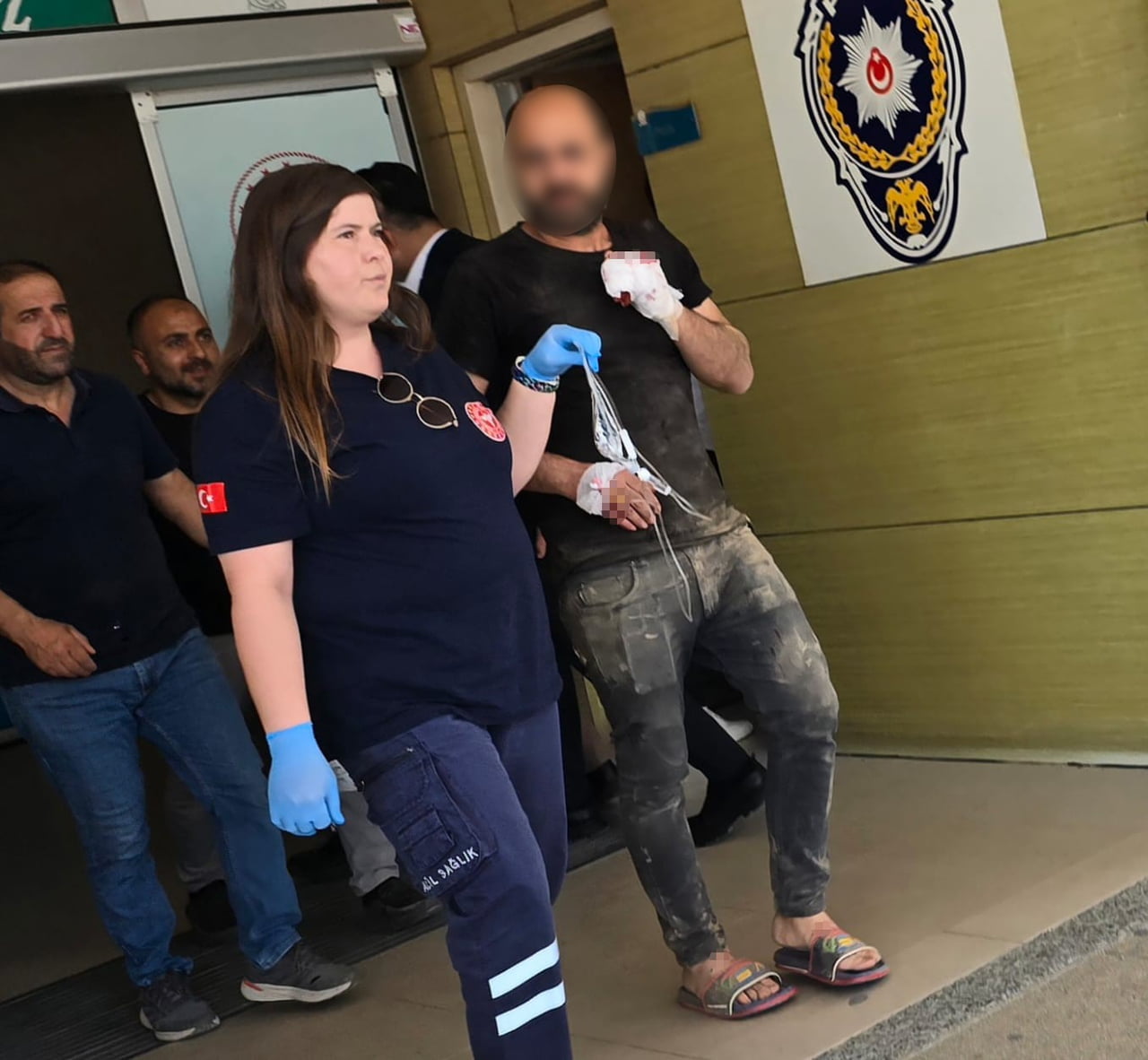 İNEGÖL'DE MOBİLYA İMALATHANESİNDE ELİNİ MAKİNEYE KAPTIRAN İŞÇİNİN PARMAĞI KOPTU.