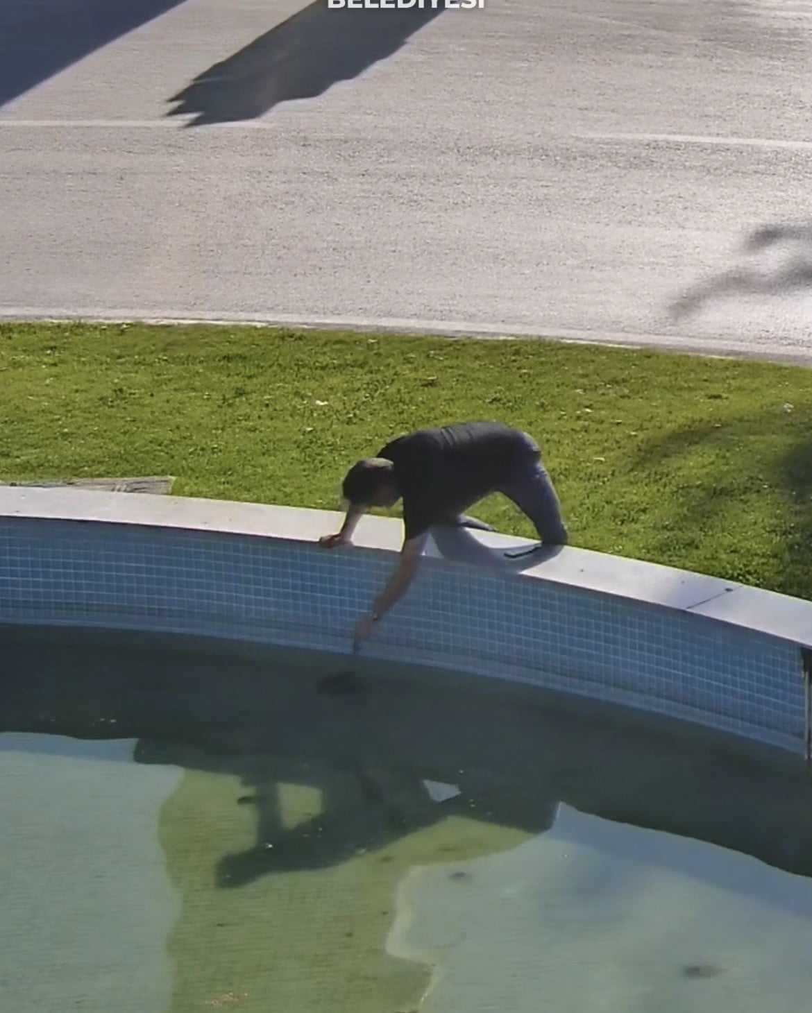 İNEGÖL BELEDİYE MEYDANI'NDA BULUNAN SÜS HAVUZUNDA YÜREKLERİ ISITAN BİR KURTARMA ANI YAŞANDI....