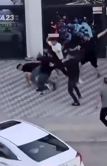 İNEGÖL İLÇESİNDE İKİ GRUP ARASINDA ÇIKAN KAVGA, CEP TELEFONU KAMERASINA YANSIDI.