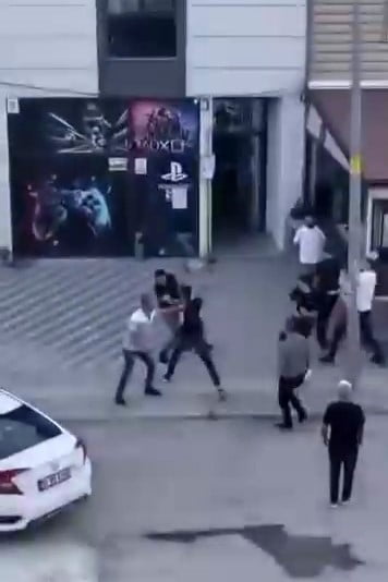 İNEGÖL İLÇESİNDE İKİ GRUP ARASINDA ÇIKAN KAVGA, CEP TELEFONU KAMERASINA YANSIDI.