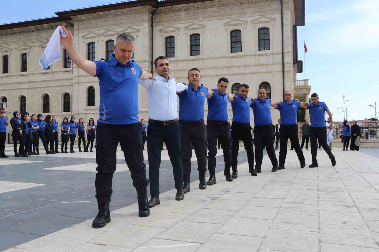 İNFAZ KORUMA MEMURLARI, DİZİLERE VE FİLMLERE DE KONU OLAN SİVAS’IN MEŞHUR AĞIRLAMA HALAYINI...