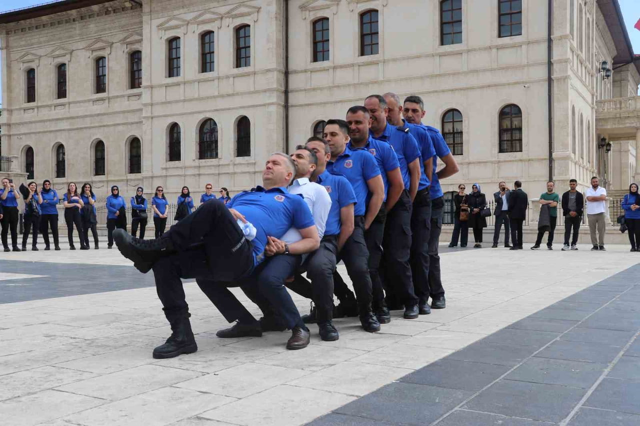 İNFAZ KORUMA MEMURLARI, DİZİLERE VE FİLMLERE DE KONU OLAN SİVAS’IN MEŞHUR AĞIRLAMA HALAYINI...