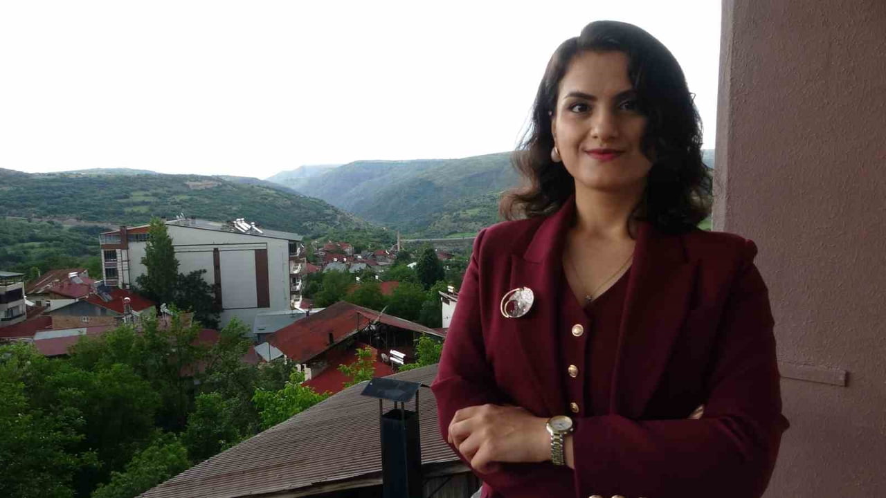 İNGİLTERE'DE KARİYER YAPAN GENÇ GİRİŞİMCİ PSİKOLOG NUR YÜCEDAĞ, DEPREM SONRASI MEMLEKETİ...