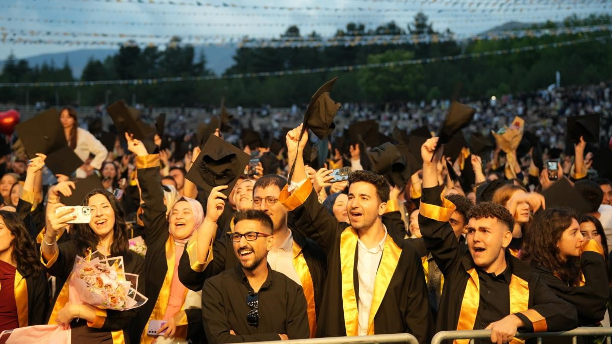 İNÖNÜ ÜNİVERSİTESİ'NDE BİNLERCE ÖĞRENCİ KEP ATTI