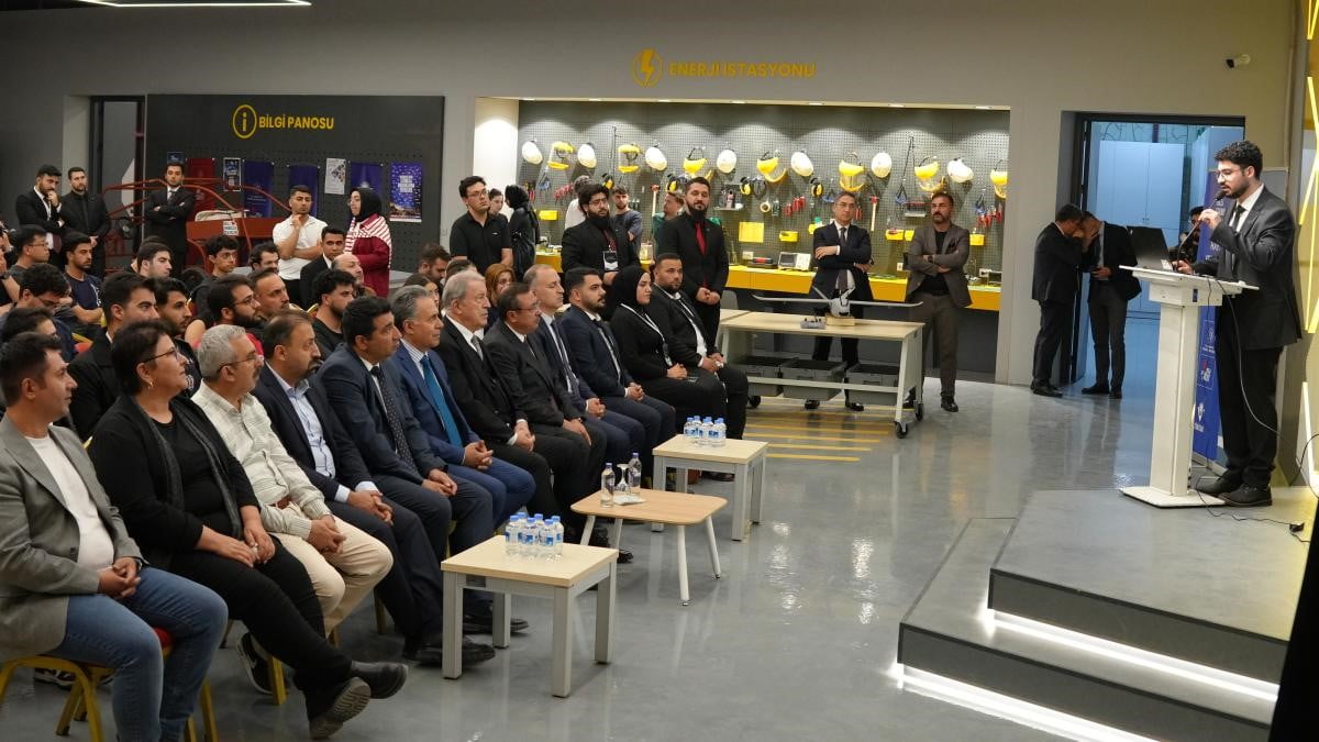 İNÖNÜ ÜNİVERSİTESİ’NDE GENÇ MUCİTLERLE BULUŞAN AKAR’DAN TEKNOLOJİ HAMLESİ VURGUSU
