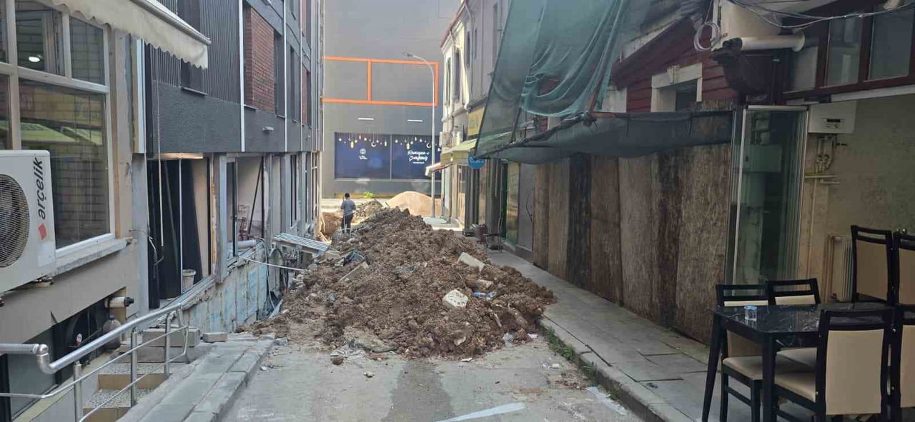İNŞAAT ÇALIŞMASINDA 2 SOKAK KAPANINCA, ESNAF ÇİLEDEN ÇIKTI