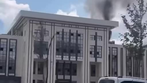 İnşaatı devam eden hükumet konağı çatısında korkutan yangın