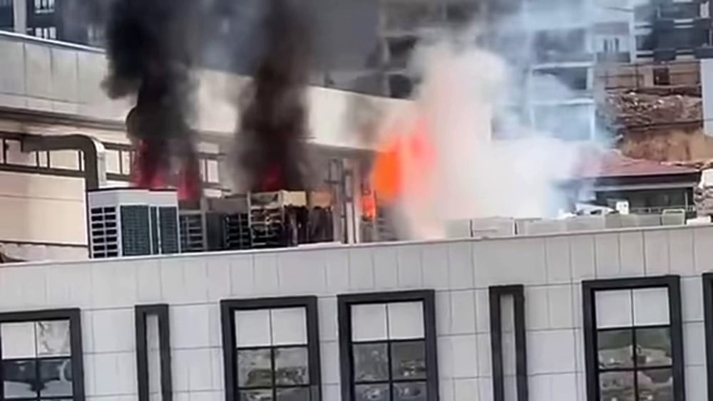İNŞAATI DEVAM EDEN HÜKUMET KONAĞININ ÇATISINDA YANGIN ÇIKTI