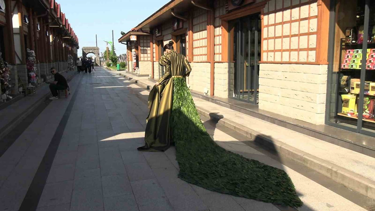 İRAN'DAN OKUMAK İÇİN RİZE’YE GELEN YEGANEH CHOULAKİ, ŞEHRE OLAN HAYRANLIĞINI ARKASINDA 5 BİN ÇAY...