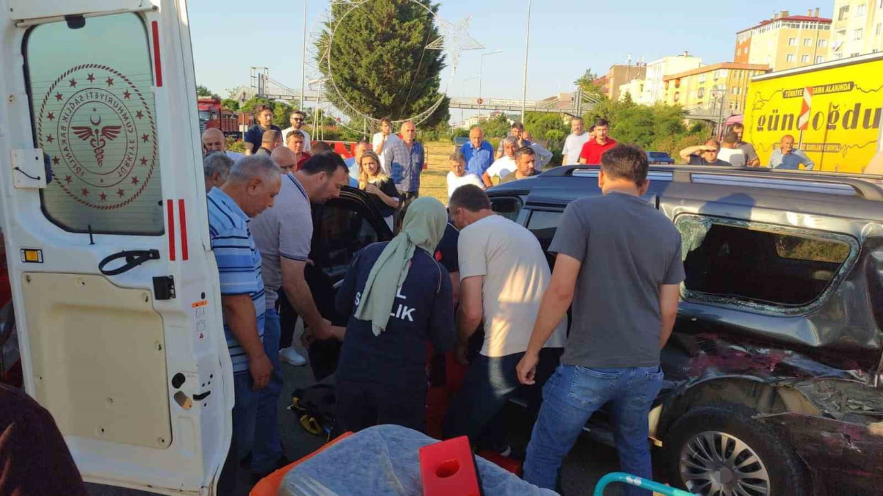 İRESUN'UN EYNESİL İLÇESİNDE İKİ OTOMOBİLİN KAVŞAKTA ÇARPIŞMASI SONUCU MEYDANA GELEN TRAFİK...