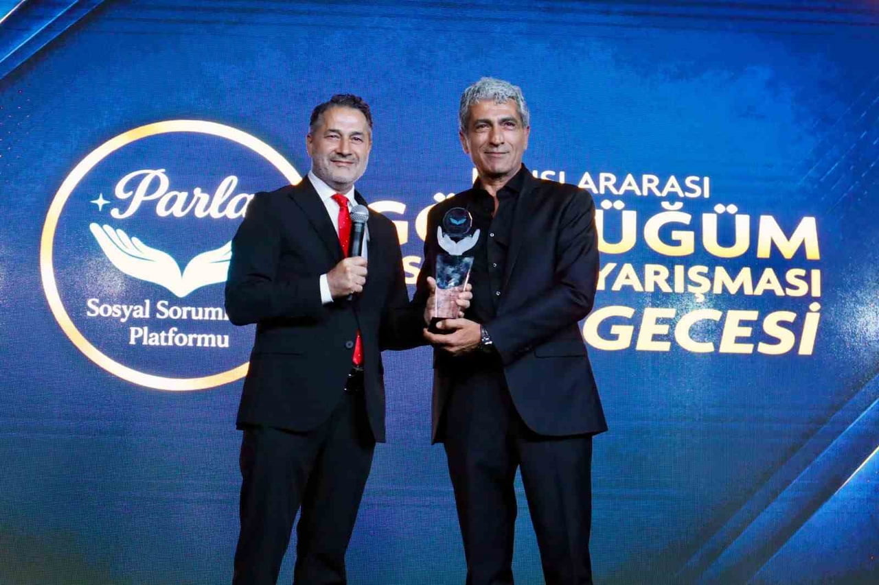 İŞ ADAMI BÜLENT KAYA (SAĞDA) PLAKET ALDI