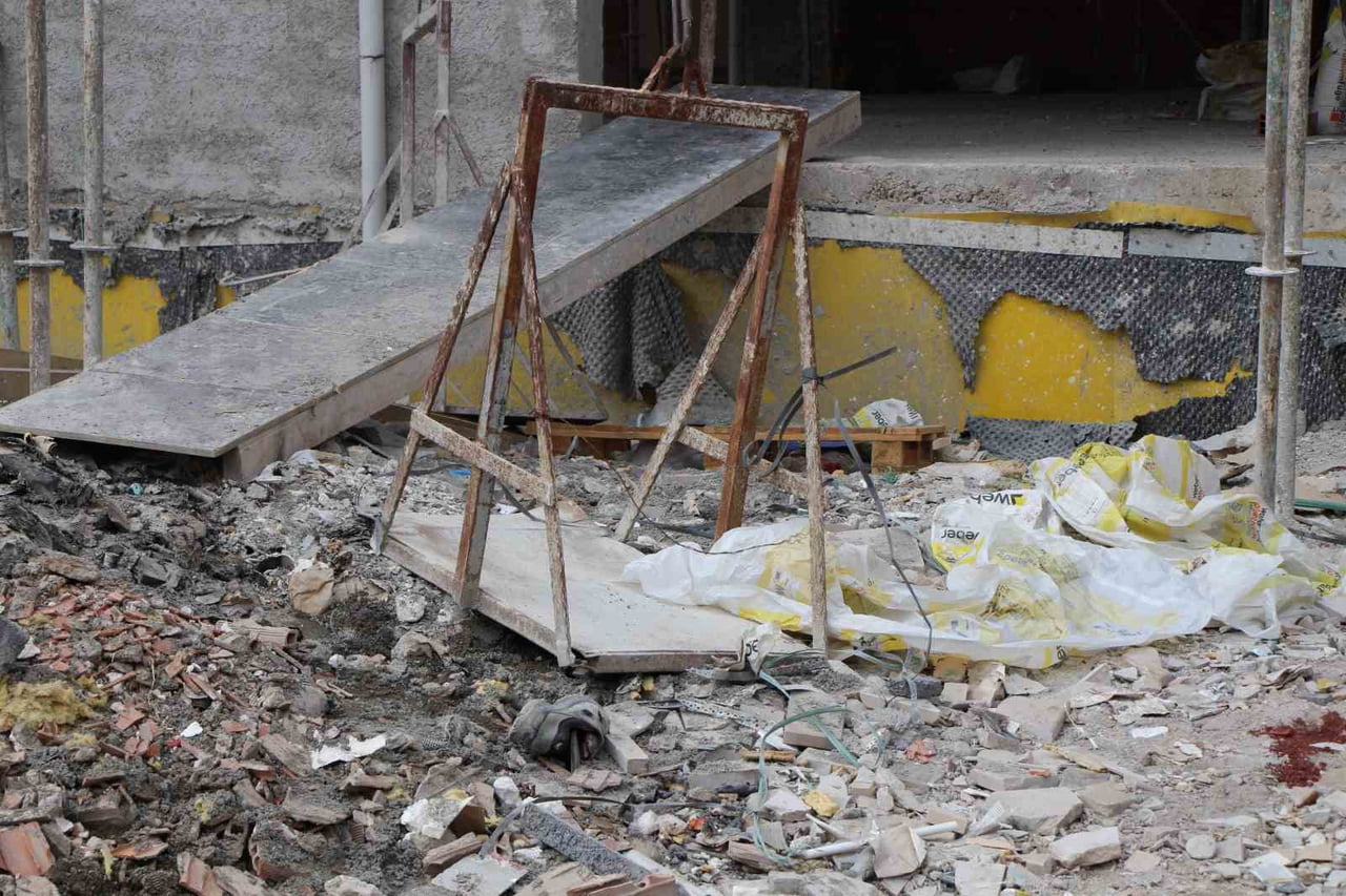 İŞÇİDEN GERİDE OLAY YERİNDEKİ AYAKKABILARI KALDI.
