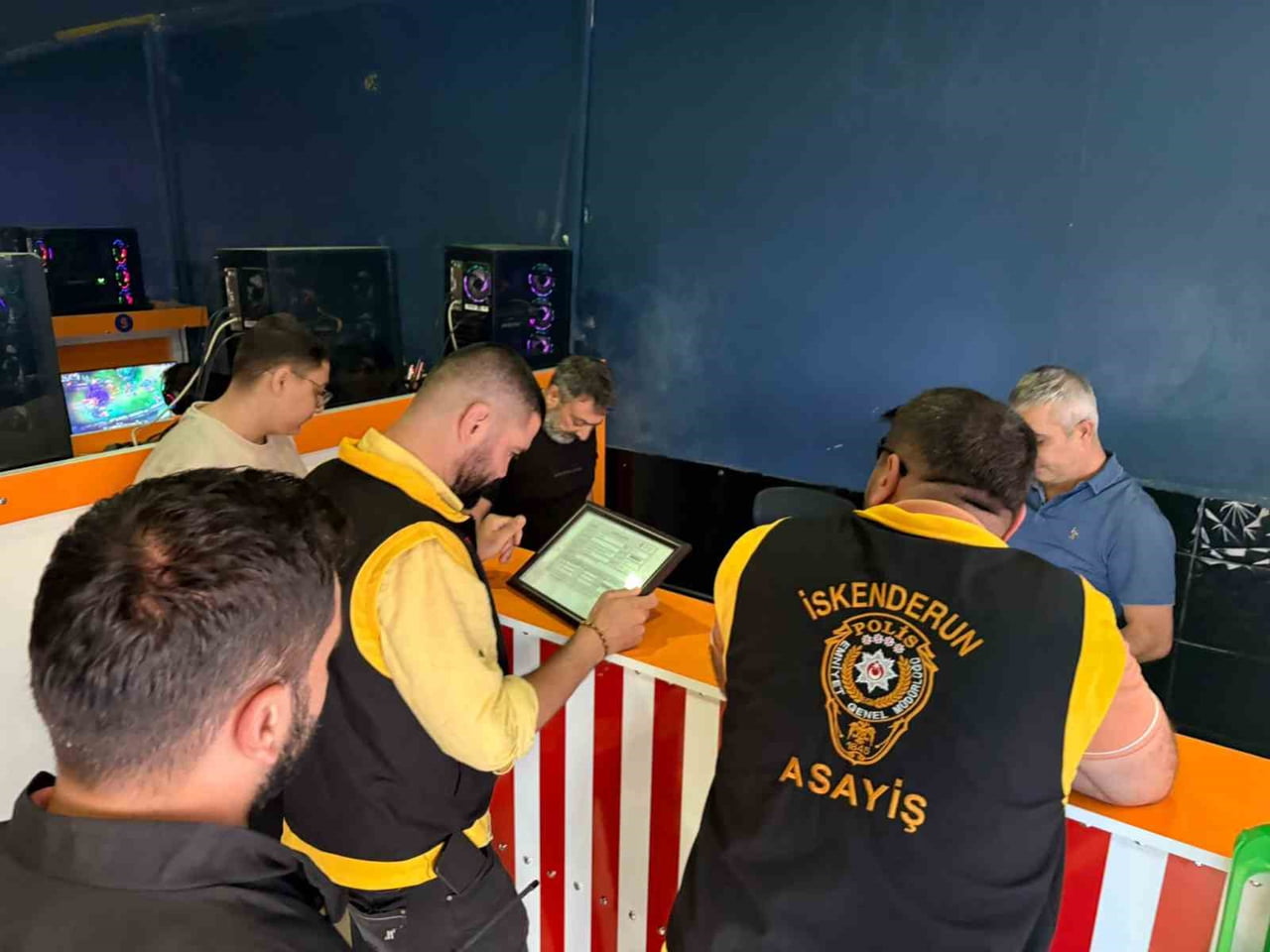 İSKENDERUN’DA İNTERNET KAFE VE OYUN SALONLARI DENETLENDİ