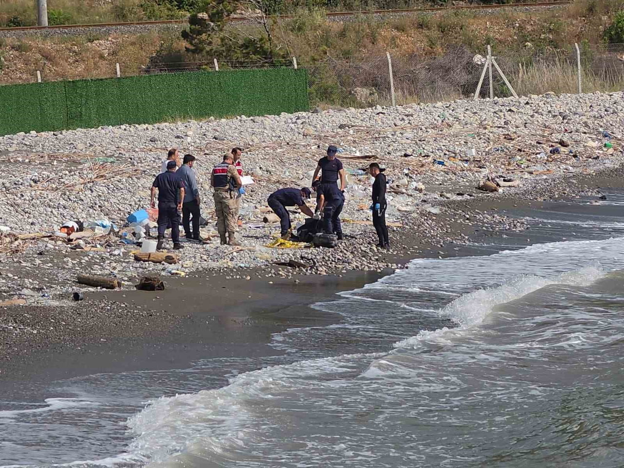 İSKENDERUN İLÇESİ SAHİLİNDE KİMLİĞİ BELİRSİZ ERKEK CESEDİ BULUNDU.