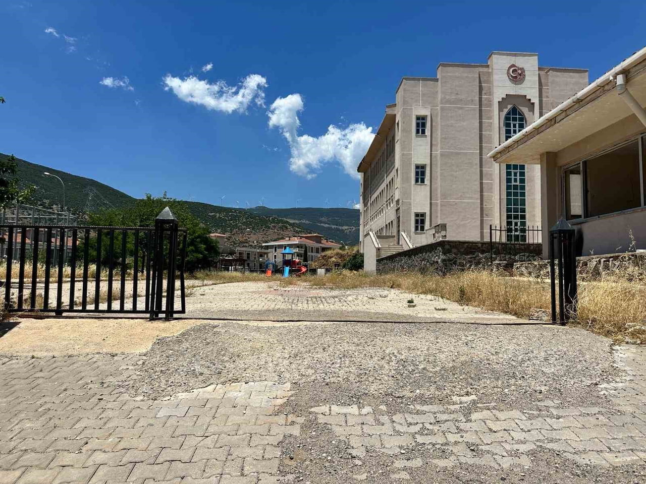 İSLAHİYE İLÇESİNDE ASRIN FELAKETİ OLARAK ADLANDIRILAN DEPREMLERDE AĞIR HASAR ALDIKTAN SONRA...