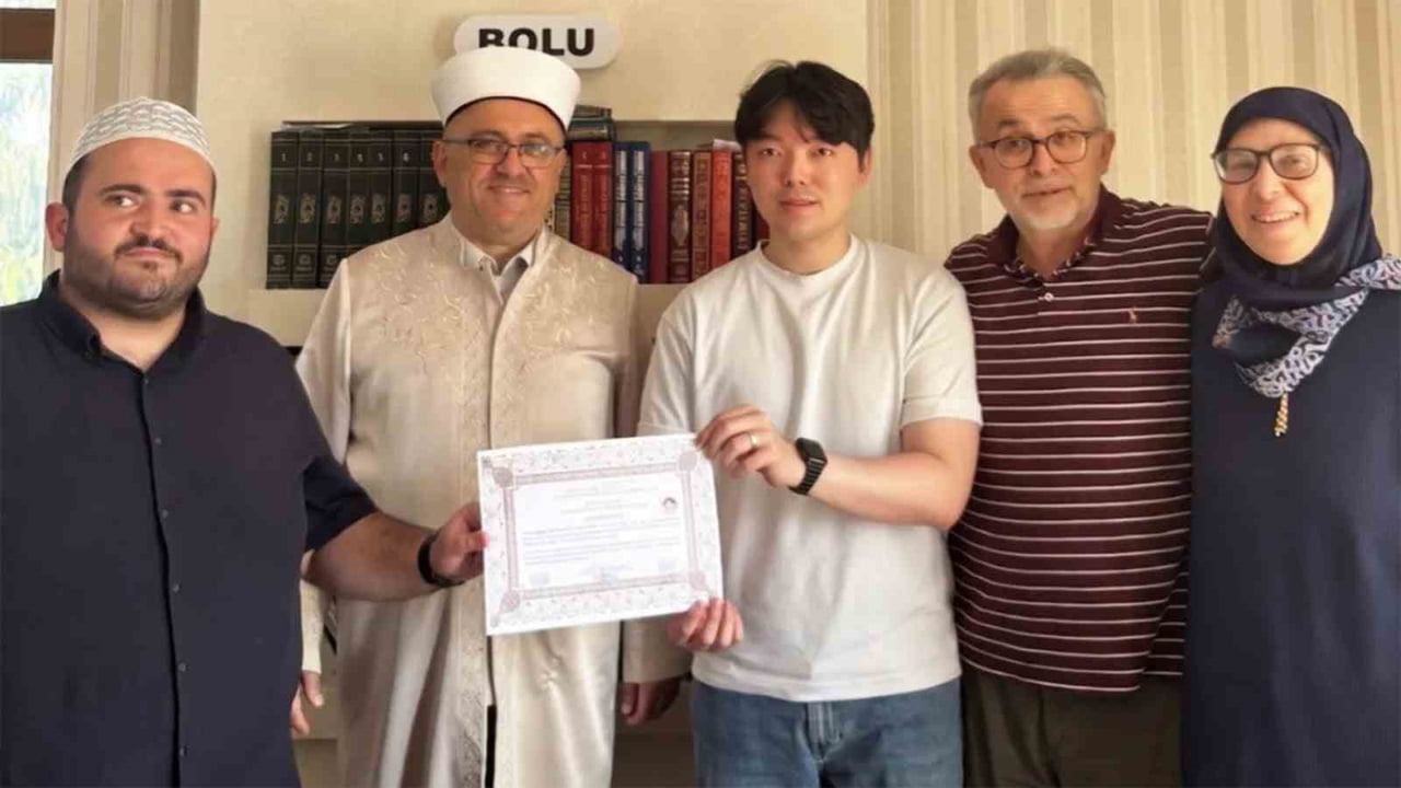 İSLAM DİNİ HAKKINDA YAPTIĞI ARAŞTIRMALARIN ARDINDAN MÜSLÜMAN OLMAYA KARAR VEREN SEUNGJIN HONG...