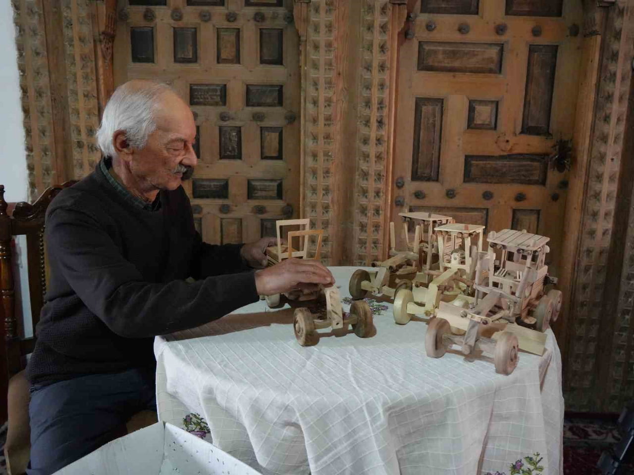 İSMAİL ÖZBALABAN, TORUNUNA YAPTIĞI AHŞAP OYUNCAK BÜYÜKLERİN GÖZDESİ OLUNCA TALEPLERE...