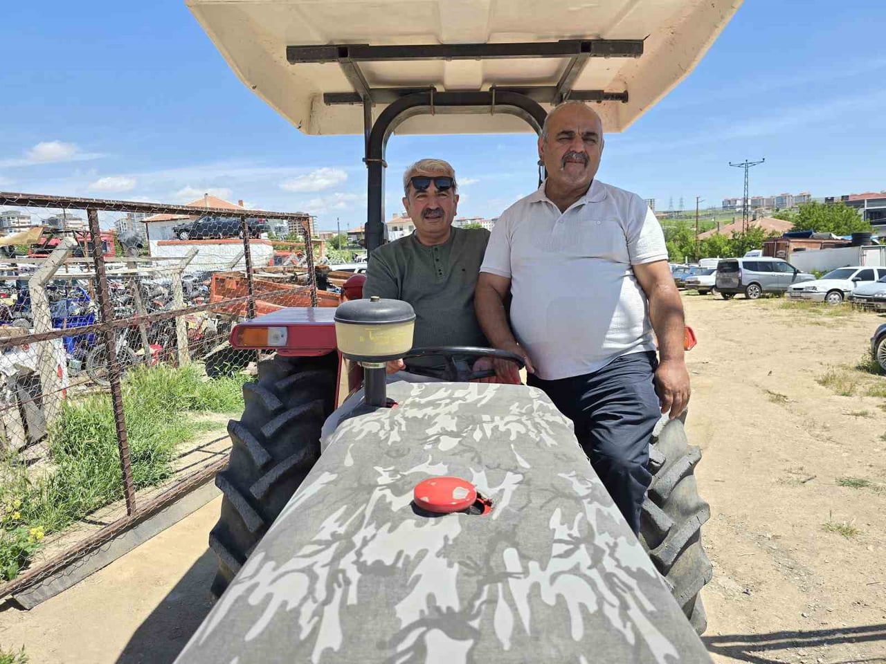 İSMAİL ÜK (SOLDA) VE AYHAN ÜK (SAĞDA) TRAKTÖRLERİNİ TESLİM ALDI