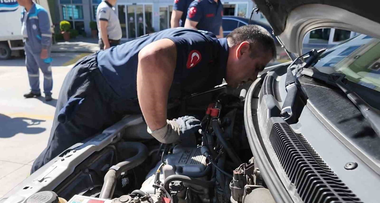 ISPARTA'DA BİR OTOMOBİLİN MOTOR KISMINA GİREN YAVRU KEDİYİ İTFAİYENİN UZUN UĞRAŞLAR SONUCUNDA...