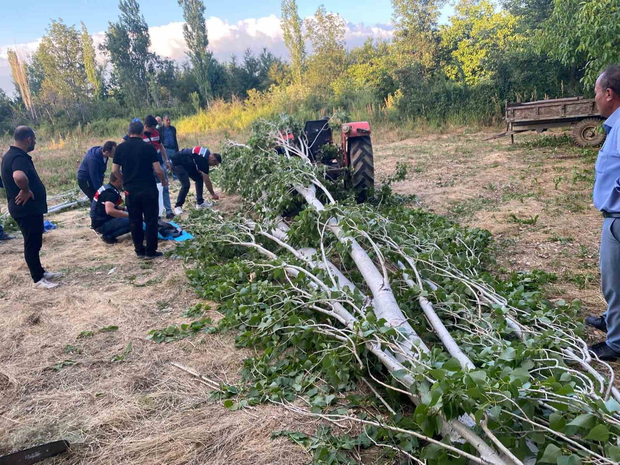 ISPARTA'DA KESTİĞİ AĞACIN ALTINDA KALAN ADAM HAYATINI KAYBETTİ