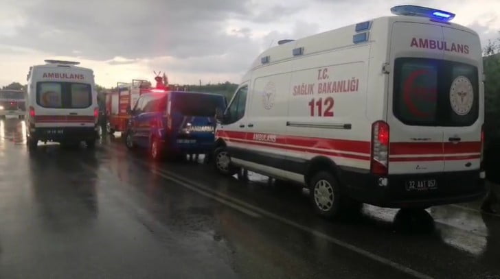 ISPARTA'DA TUR MİNİBÜSÜ ŞARAMPOLE YUVARLANDI: 4 ÖLÜ 5'İ AĞIR TOPLAM 16 YARALI
