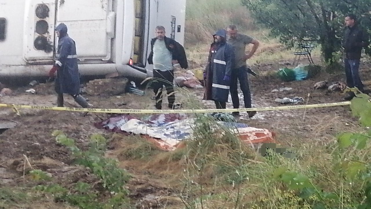 ISPARTA'DA TUR MİNİBÜSÜ ŞARAMPOLE YUVARLANDI: 4 ÖLÜ 5'İ AĞIR TOPLAM 16 YARALI