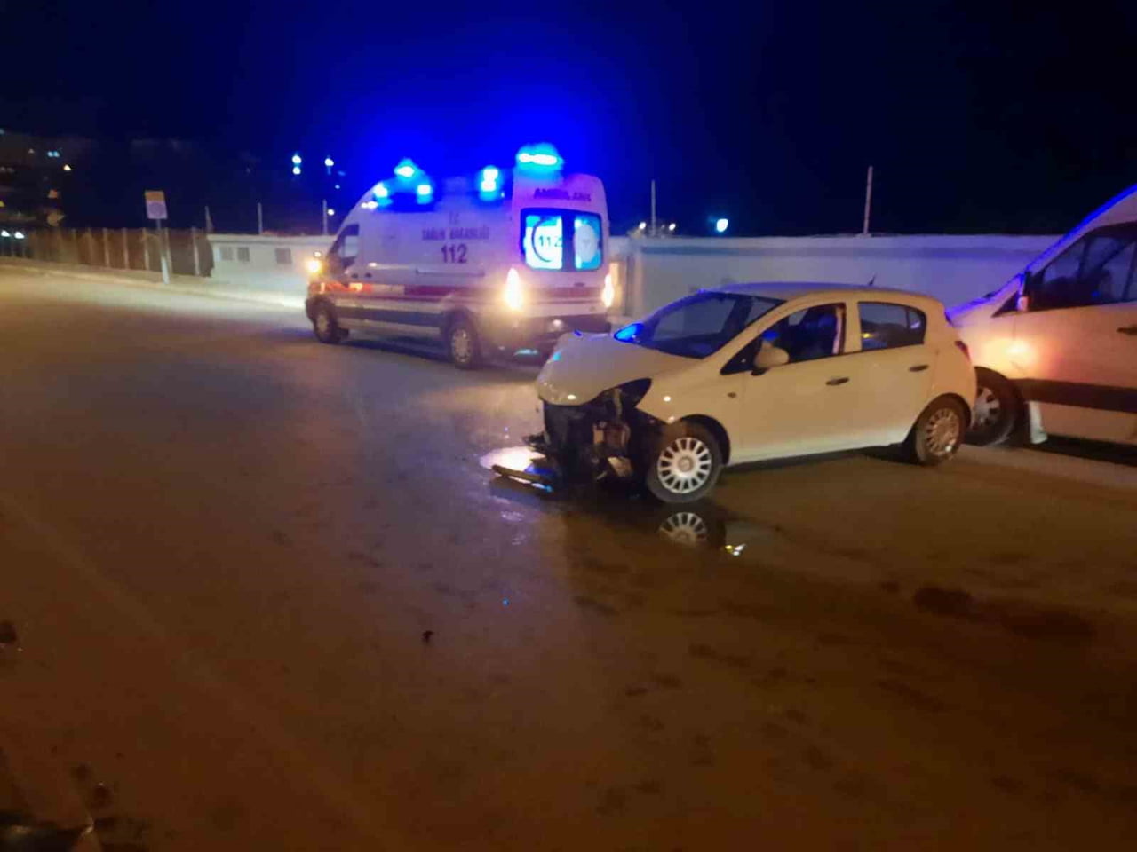 ISPARTA'NIN EĞİRDİR İLÇESİNDE KONTROLDEN ÇIKAN OTOMOBİLİN PARK HALİNDEKİ ARACA ÇARPMASI SONUCU...