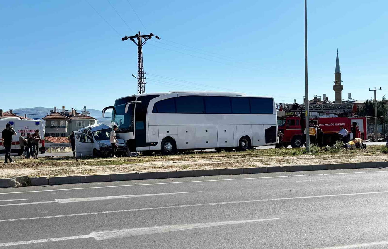 ISPARTA'NIN ŞARKİKARAAĞAÇ İLÇESİNDE TUR OTOBÜSÜ İLE HAFİF TİCARİ ARAÇ ÇARPIŞTI
