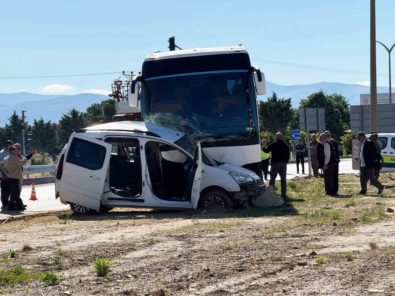 ISPARTA'NIN ŞARKİKARAAĞAÇ İLÇESİNDE TUR OTOBÜSÜ İLE HAFİF TİCARİ ARAÇ ÇARPIŞTI