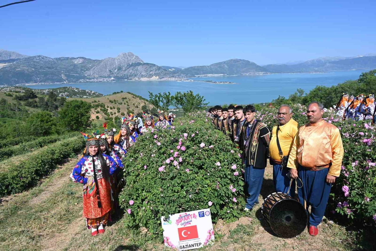 ISPARTA'YA GELEN YERLİ VE YABANCI ZİYARETÇİLER, SORKUNCAK KÖYÜ'NDE EŞSİZ EĞİRDİR GÖLÜ MANZARASIYLA...