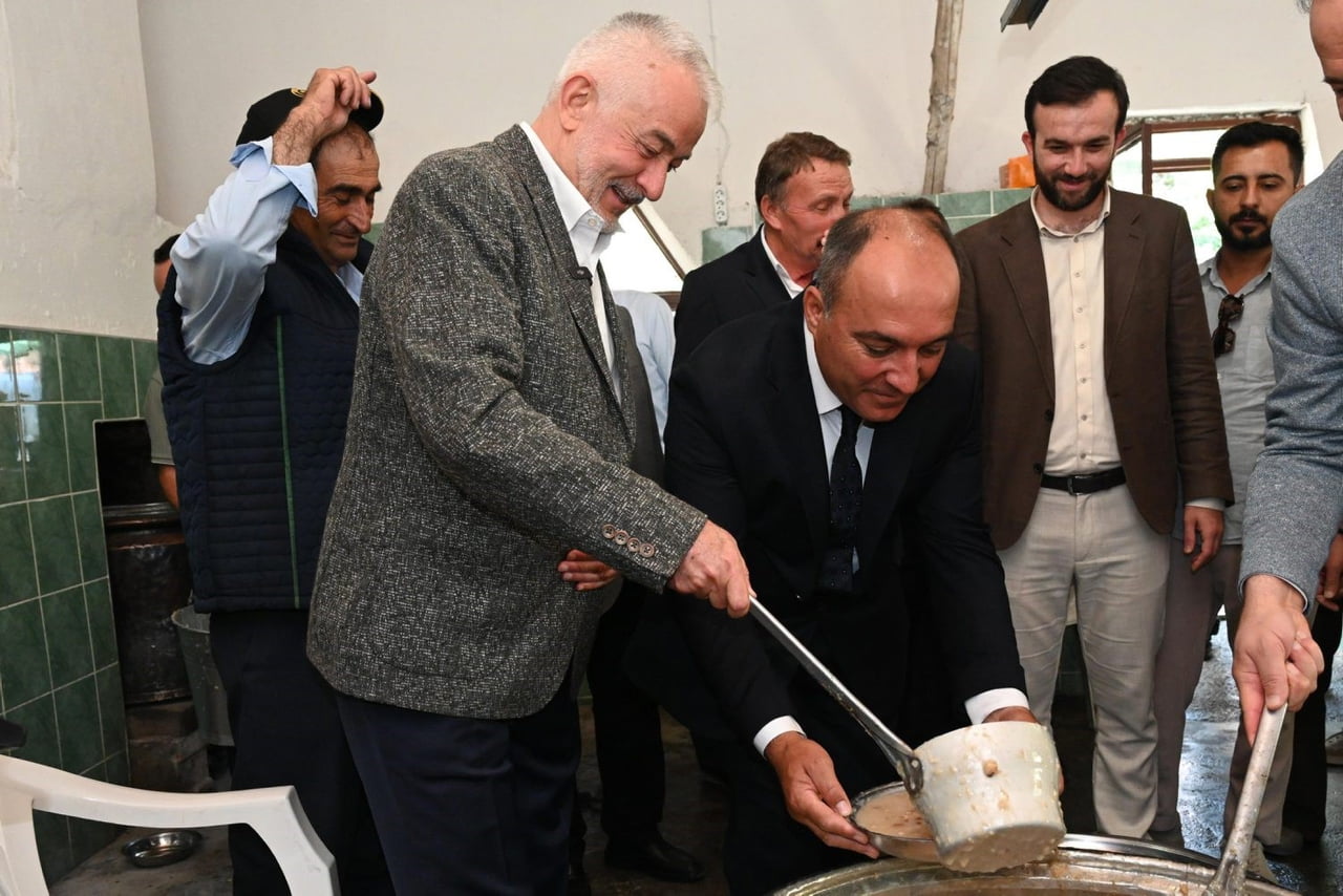 ISPARTA BELEDİYE BAŞKANI ŞÜKRÜ BAŞDEĞİRMEN'İN AŞURE DÖKMESİ