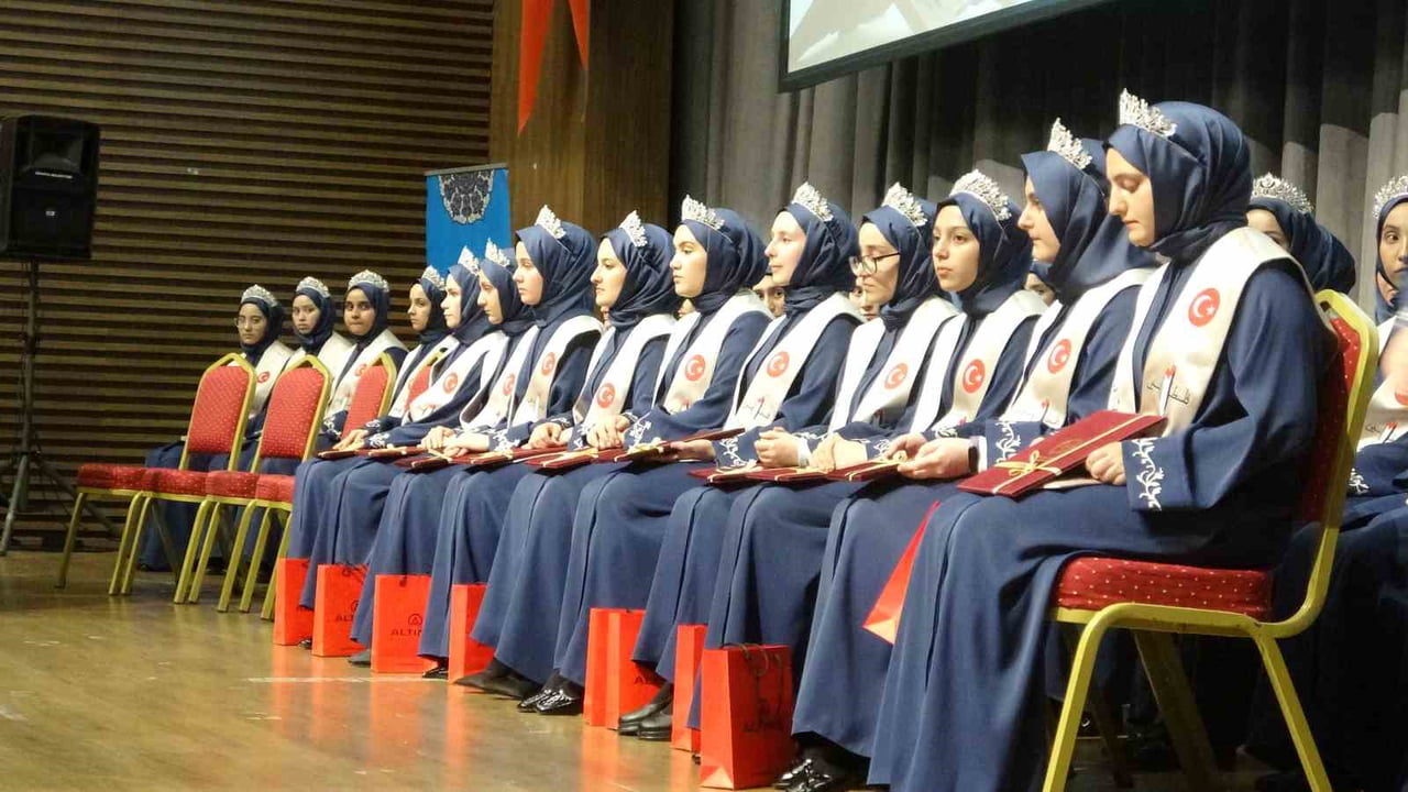 ISPARTA’DA 66 KIZ ÖĞRENCİ HAFIZLIK İCAZETİ ALDI