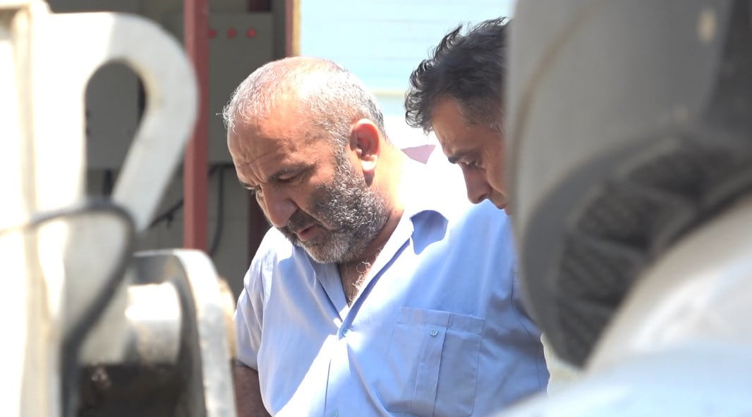 ISPARTA’DA GENÇLİK VE SPOR MERKEZİ’NİN BAHÇE KISMINDA KANALİZASYON HATTINDA ÇALIŞMA YAPAN BİR...