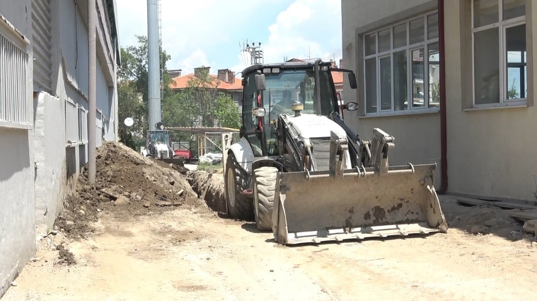 ISPARTA’DA GENÇLİK VE SPOR MERKEZİ’NİN BAHÇE KISMINDA KANALİZASYON HATTINDA ÇALIŞMA YAPAN BİR...