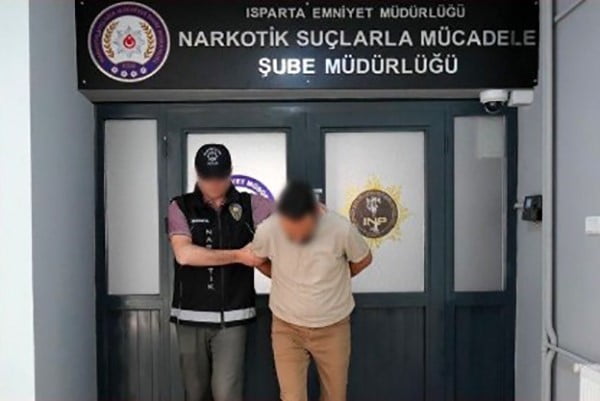 ISPARTA’DA UYUŞTURUCU TİCARETİ SUÇUNDAN 10 YIL HAPİS CEZASIYLA ARANAN ŞAHIS YAKALANDI