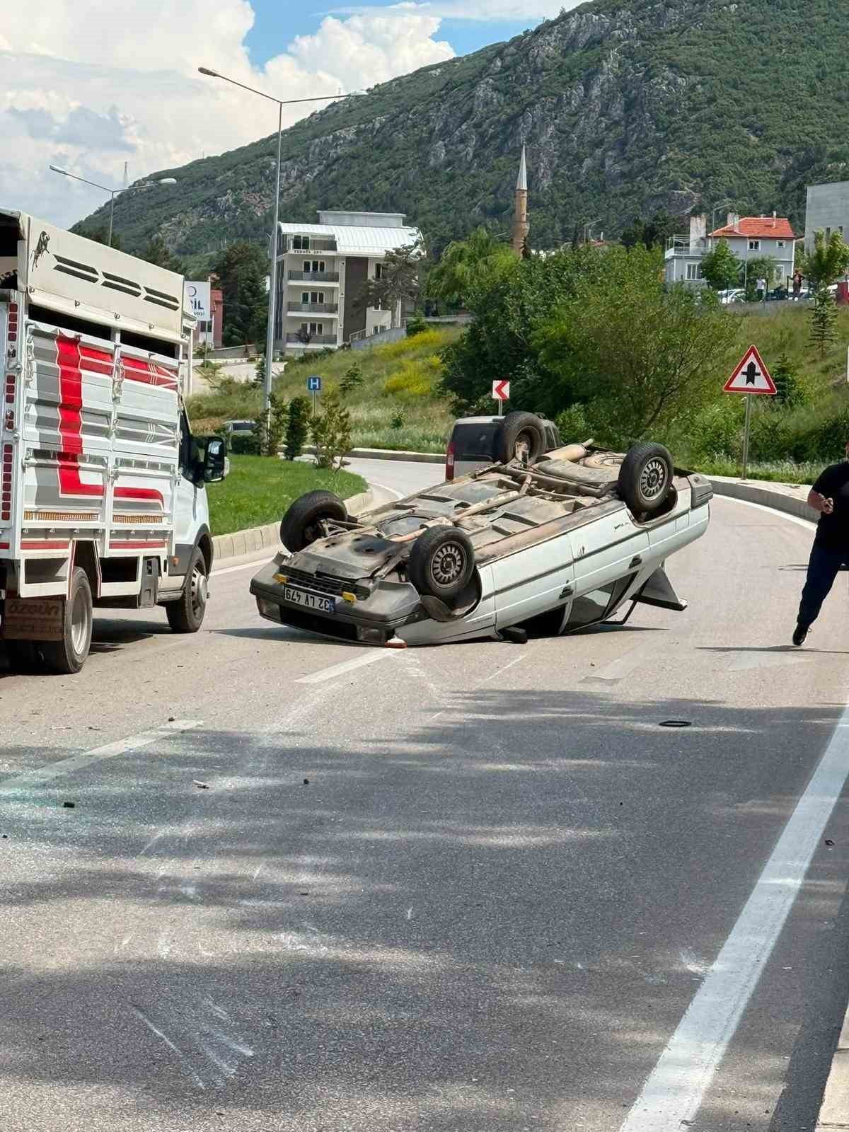 ISPARTA’NIN EĞİRDİR İLÇESİNDE BİR OTOMOBİL KONTROLDEN ÇIKARAK TAKLA ATTI.