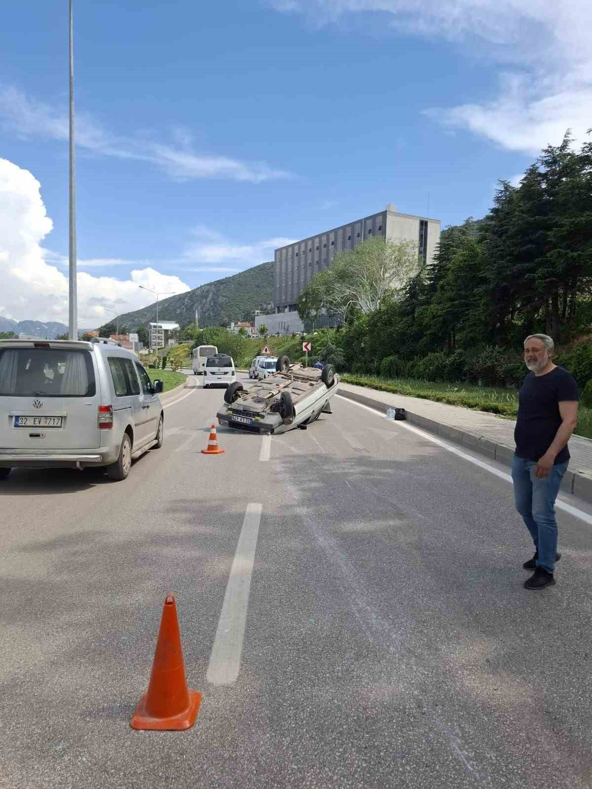 ISPARTA’NIN EĞİRDİR İLÇESİNDE BİR OTOMOBİL KONTROLDEN ÇIKARAK TAKLA ATTI.