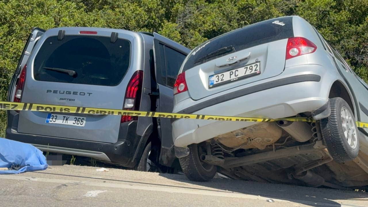ISPARTA’NIN EĞİRDİR İLÇESİNDE İKİ OTOMOBİLİN ÇARPIŞMASI SONUCU MEYDANA GELEN VE 1 KİŞİNİN ÖLDÜĞÜ 5...