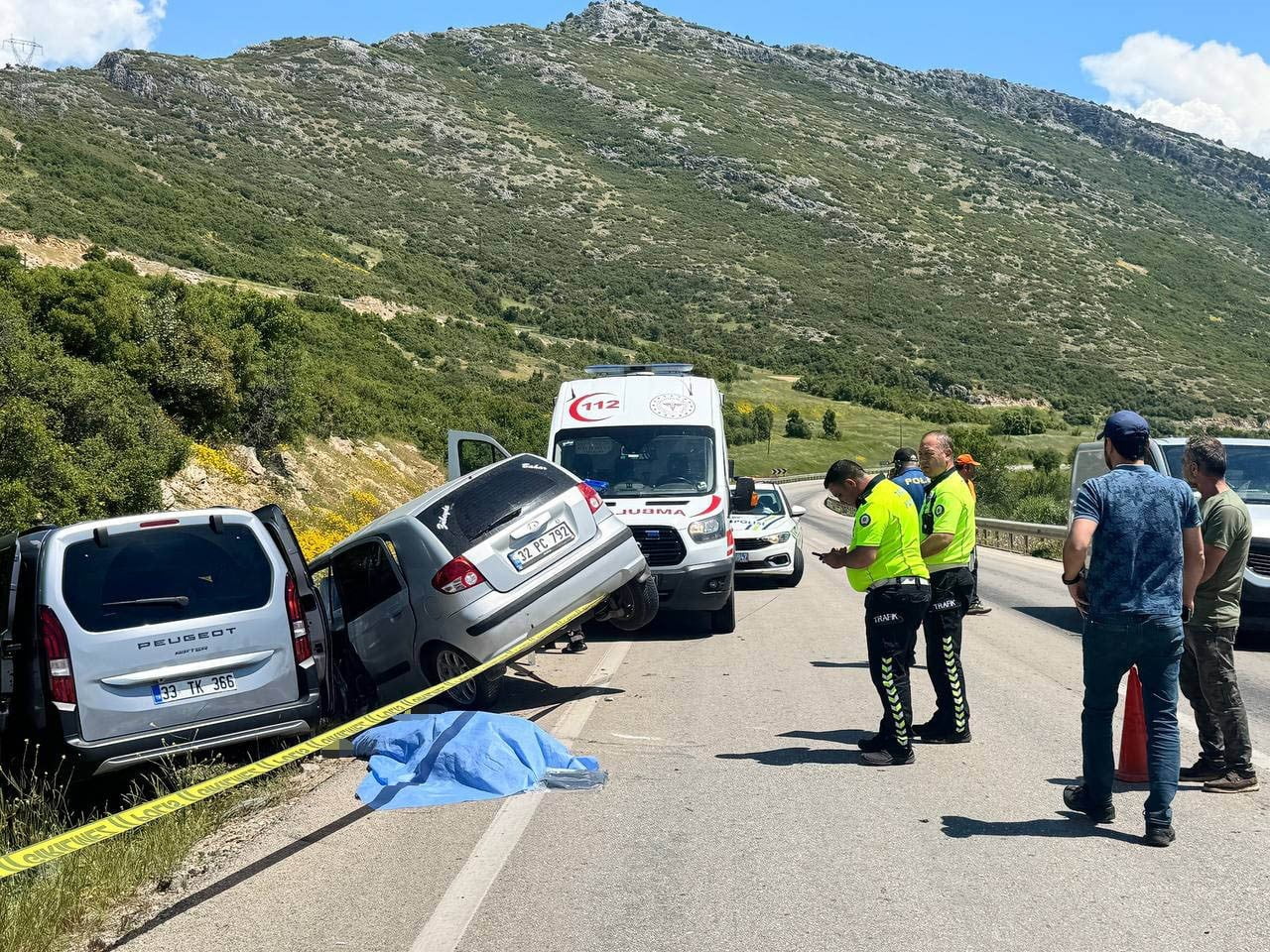 ISPARTA’NIN EĞİRDİR İLÇESİNDE İKİ OTOMOBİLİN ÇARPIŞMASI SONUCU MEYDANA GELEN VE 1 KİŞİNİN ÖLDÜĞÜ 5...