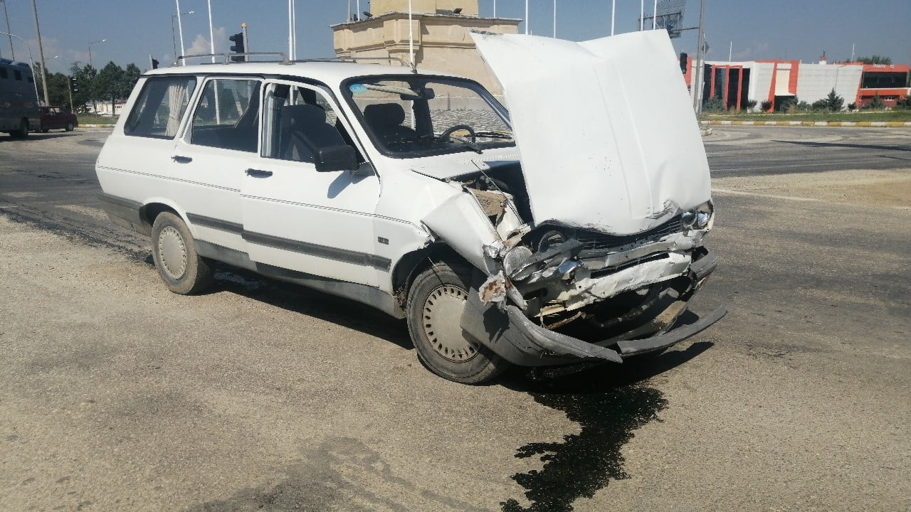ISPARTA’NIN YALVAÇ İLÇESİNDE HAFİF TİCARİ ARAÇ İLE OTOMOBİLİN ÇARPIŞMASI SONUCU MEYDANA GELEN...