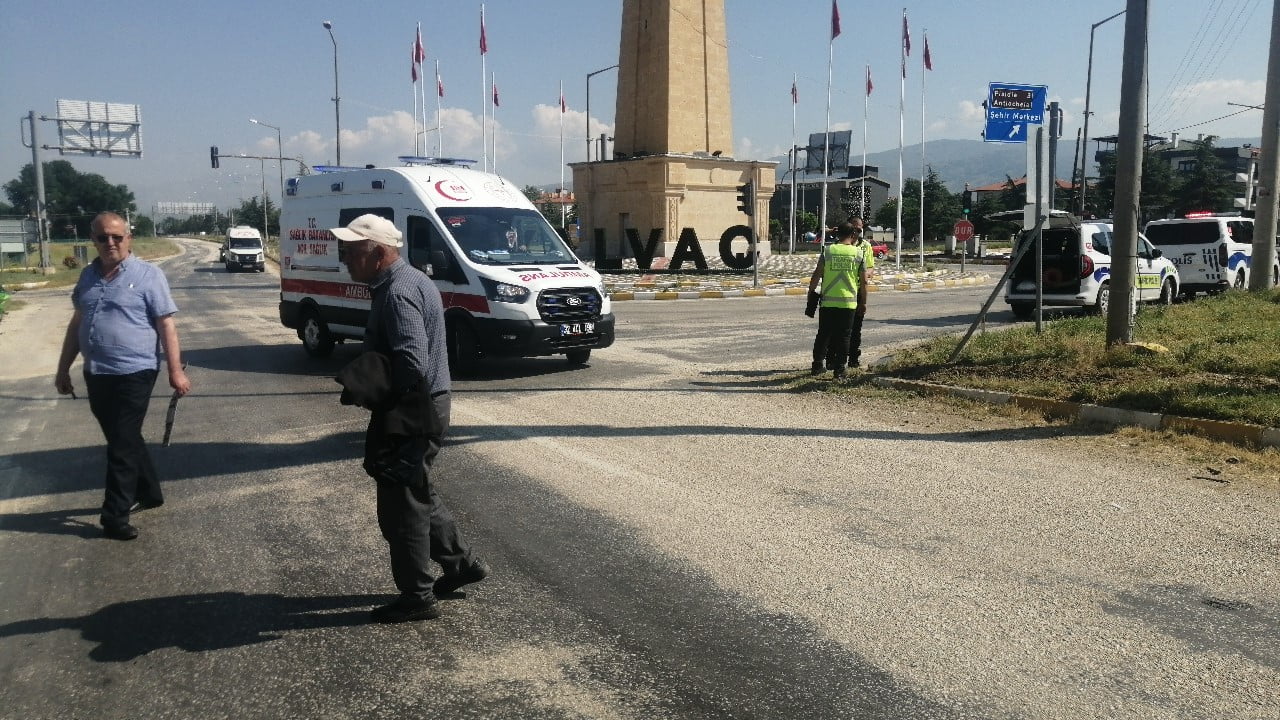 ISPARTA’NIN YALVAÇ İLÇESİNDE HAFİF TİCARİ ARAÇ İLE OTOMOBİLİN ÇARPIŞMASI SONUCU MEYDANA GELEN...