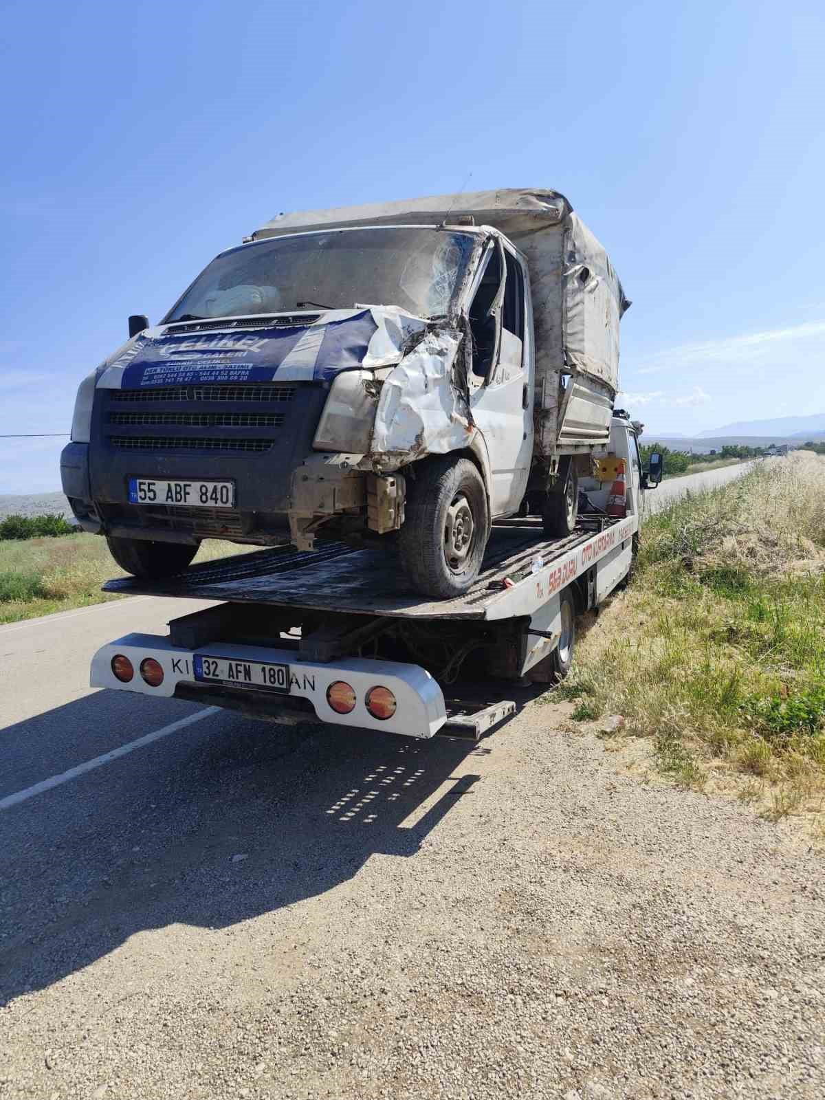 ISPARTA’NIN YALVAÇ İLÇESİNDE MEYDANA GELEN TRAFİK KAZASINDA YOLDAN ÇIKAN HAYVAN NAKİL KAMYONETİ...