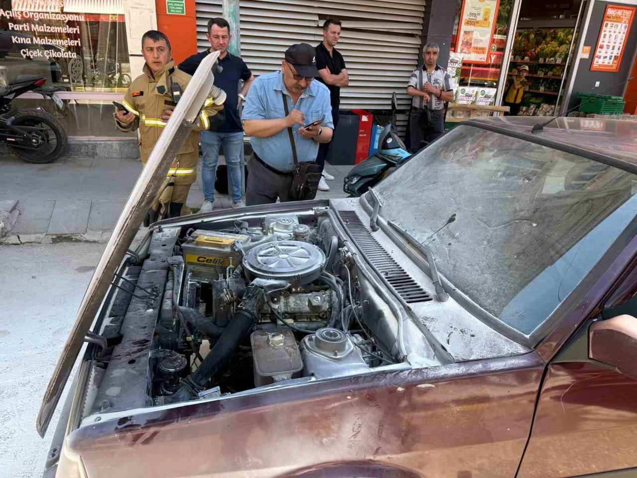 ISPARTA’NIN YALVAÇ İLÇESİNDE SEYİR HALİNDEYKEN MOTOR KISMINDAN DUMAN YÜKSELEN TOFAŞ MARKA...