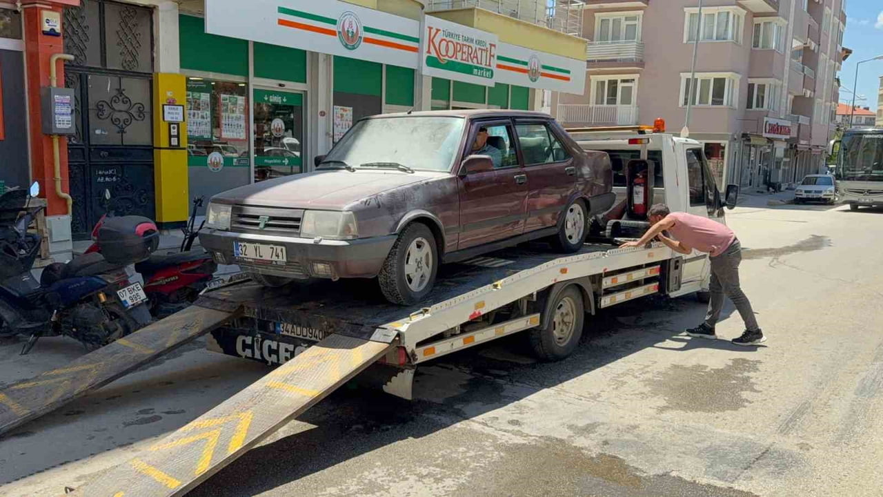 ISPARTA’NIN YALVAÇ İLÇESİNDE SEYİR HALİNDEYKEN MOTOR KISMINDAN DUMAN YÜKSELEN TOFAŞ MARKA...